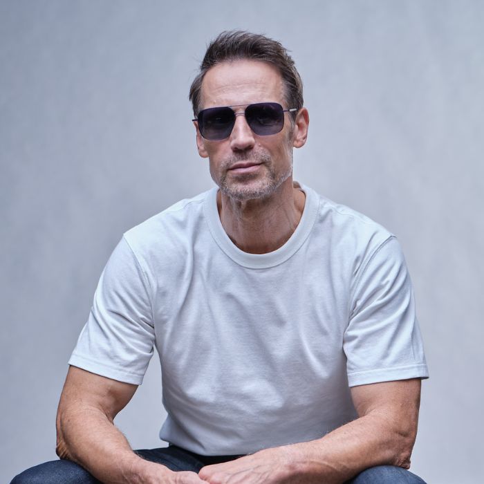 Zu sehen ist ein Mann mit einer Sonnenbrille der Marke Abele Optik