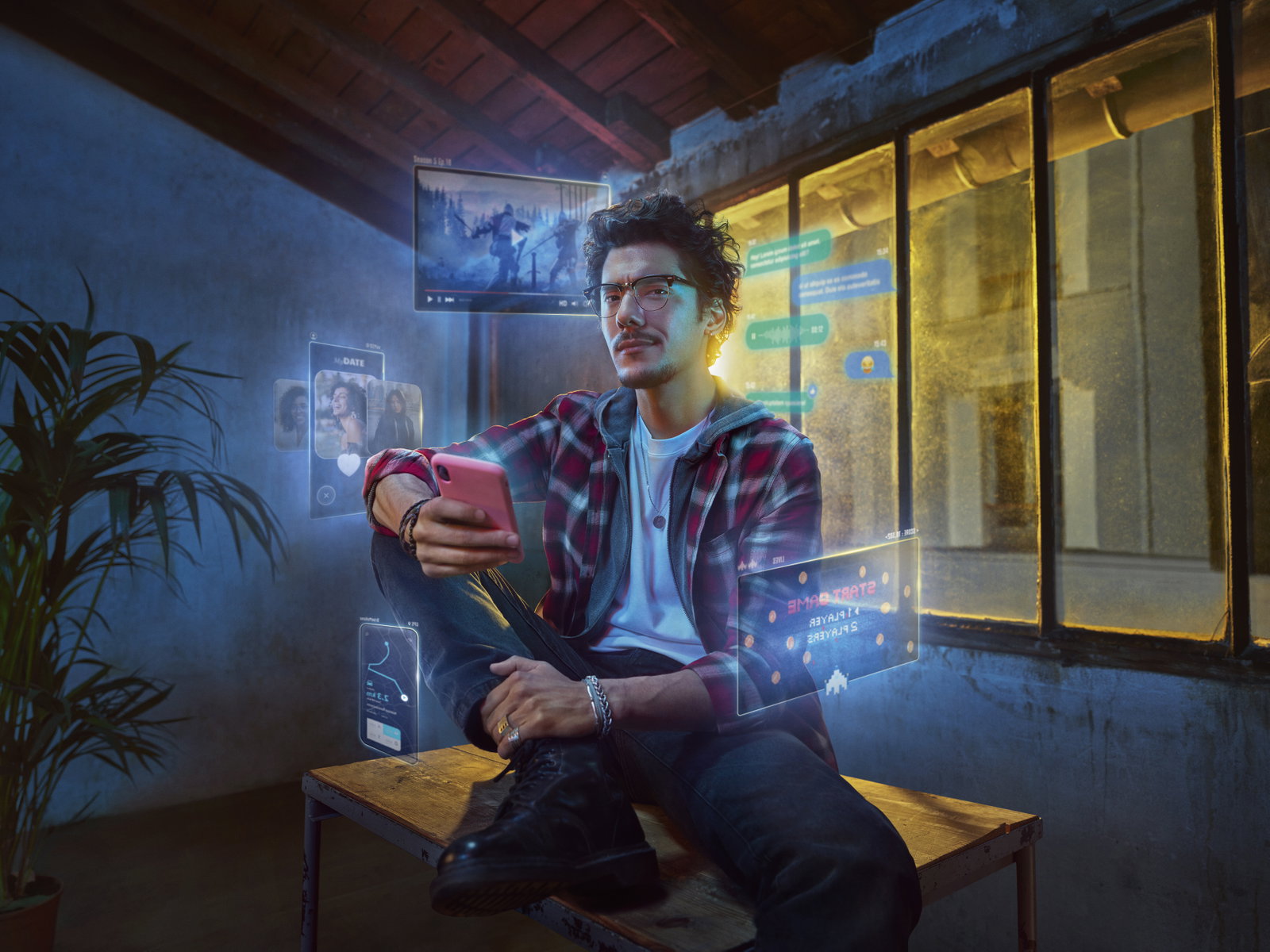Zu sehen ist ein junger Mann mit Brille, der ein Smartphone bedient.