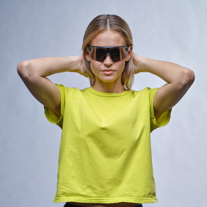 Zu sehen ist eine Frau mit einer Sportsonnenbrille von Abele Optik 721262.