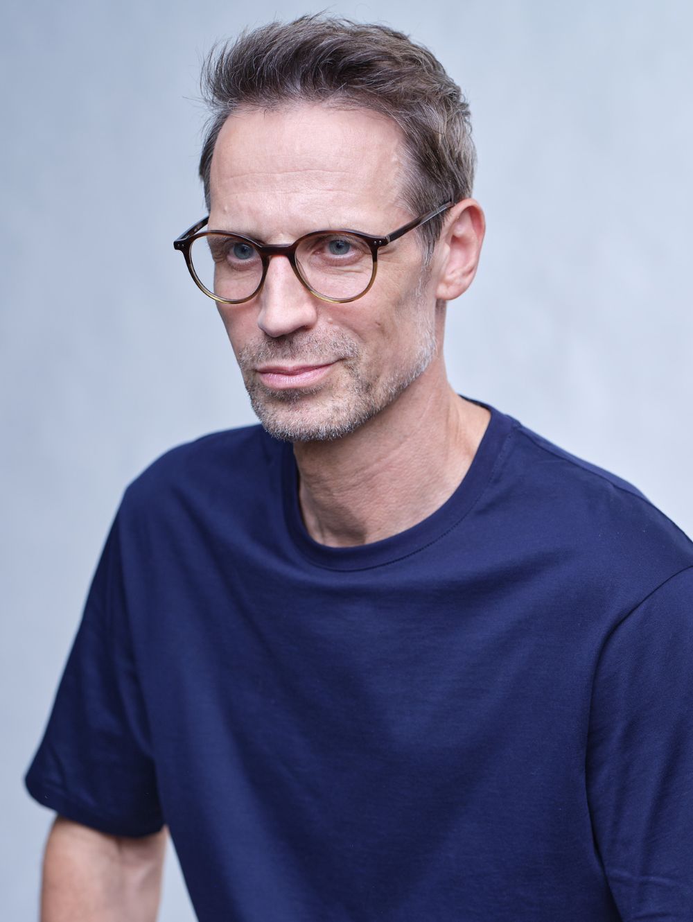 Zu sehen ist ein Mann mit einer Kunststoffbrille in der Farbe Braun
