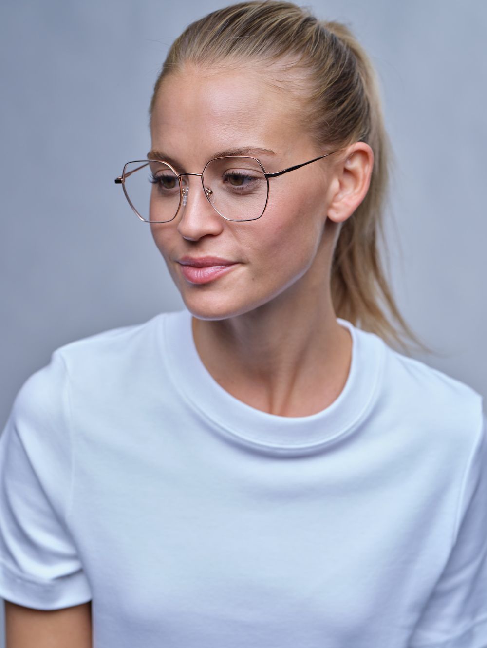Zu sehen ist eine Frau mit einer Runden Metall-Brille