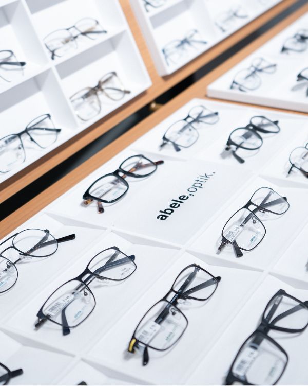 Zu sehen ist eine Brillenauswahl von Abele Optik