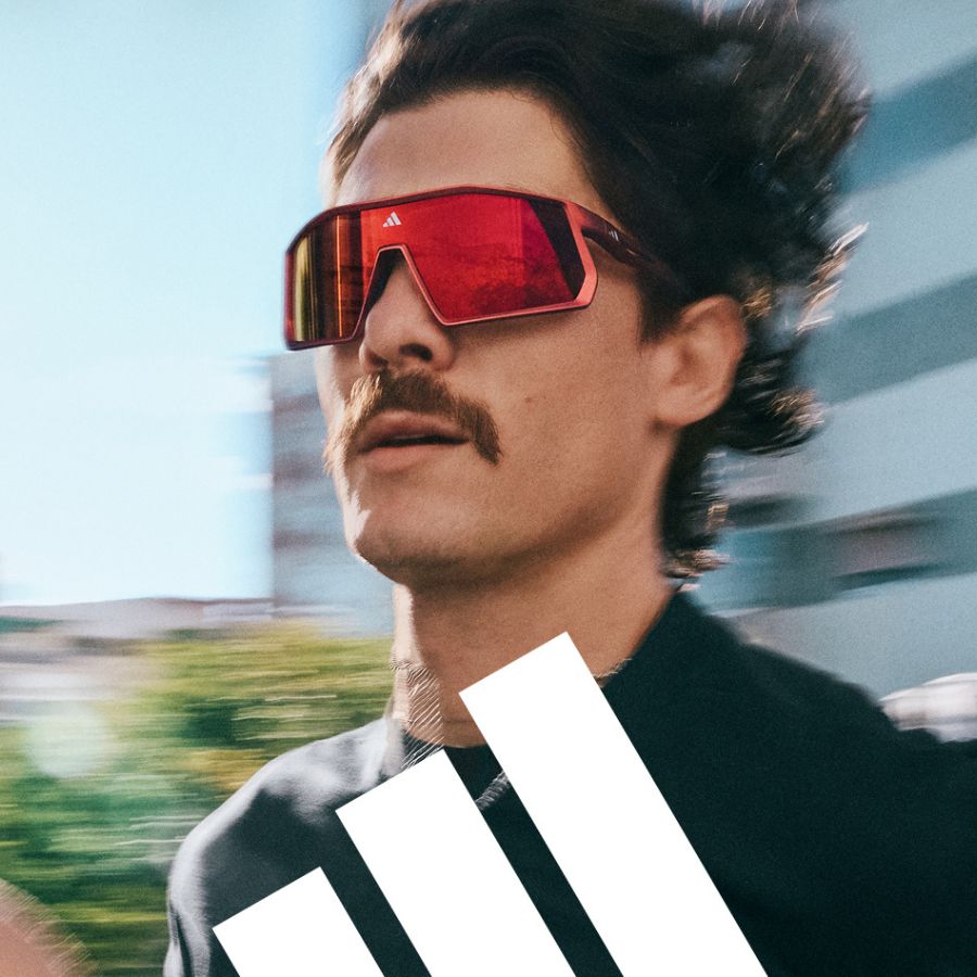 Zu sehen ist ein Mann mit einer Adidas Sport Sonnenbrille