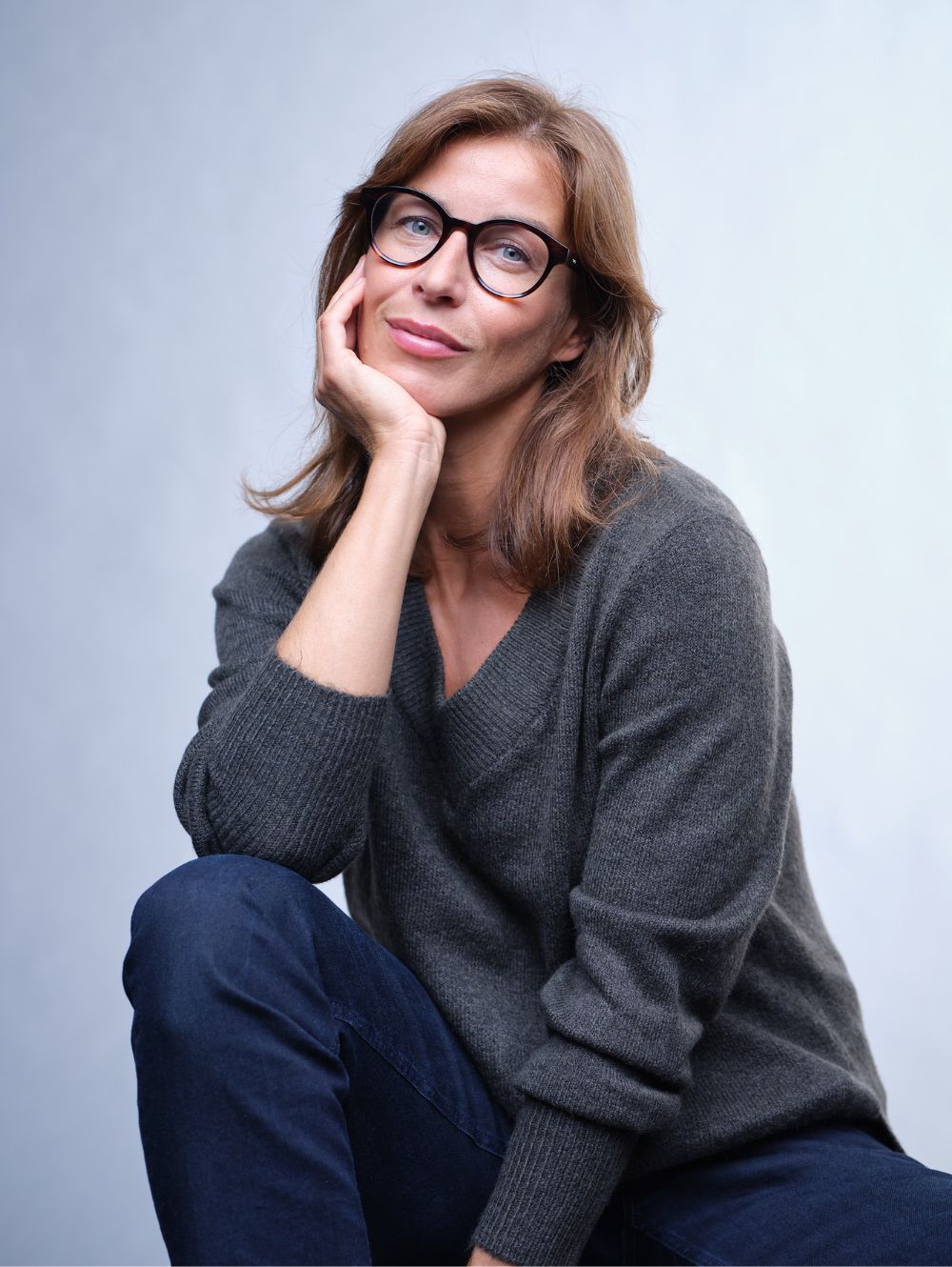 Zu sehen ist eine Frau mit einer Kunststoffbrille.