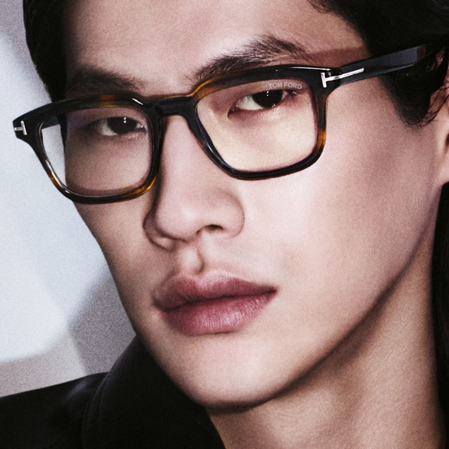 Zu sehen ist ein Mann mit einer Tom Ford Brille